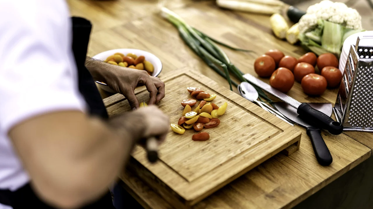 Prato colorido com alimentos vegetais variados, fontes de fibras.