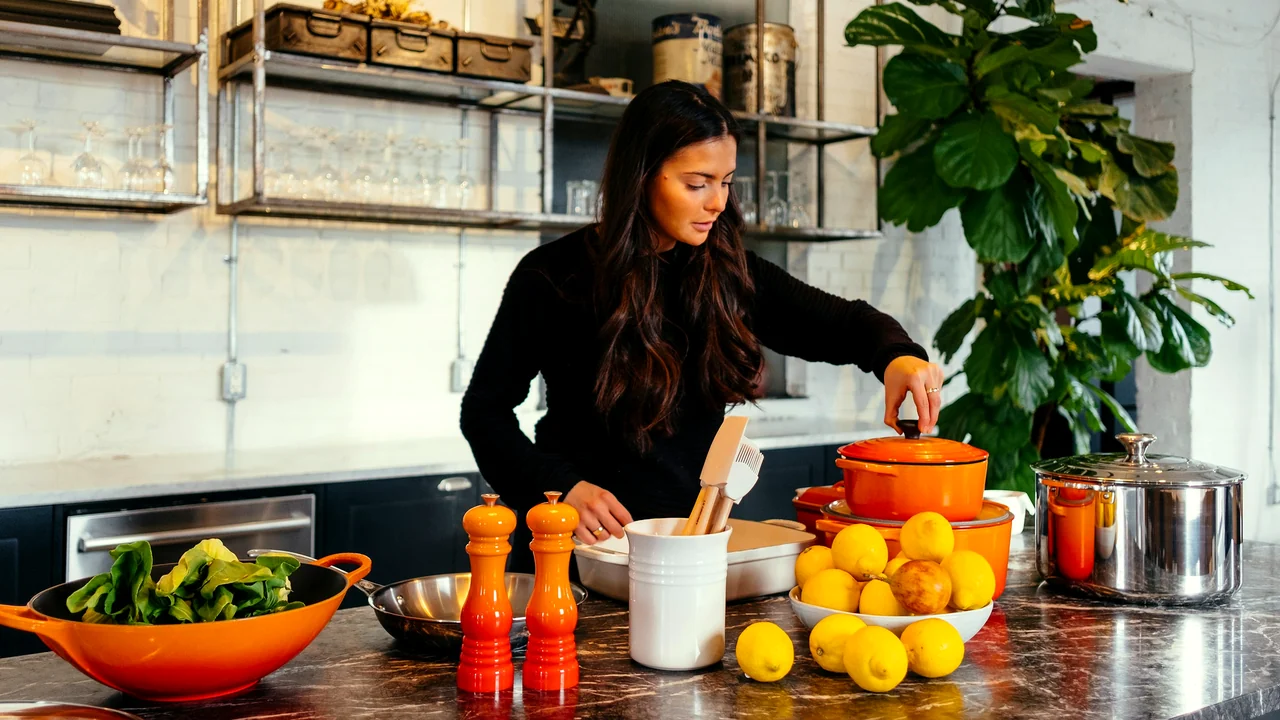 Pessoa adulta preparando uma refeição simples em casa, em uma cena de rotina e equilíbrio.