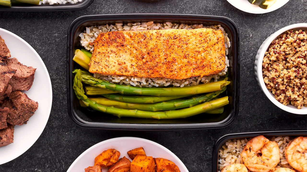 Refeição completa com alimentos variados em uma mesa de cozinha antes da rotina de treino.
