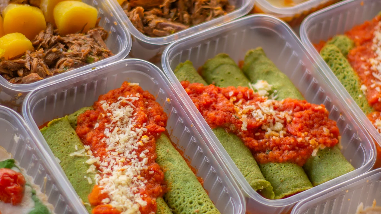 Ingredientes e recipientes organizados em uma cozinha para planejar refeições da semana.
